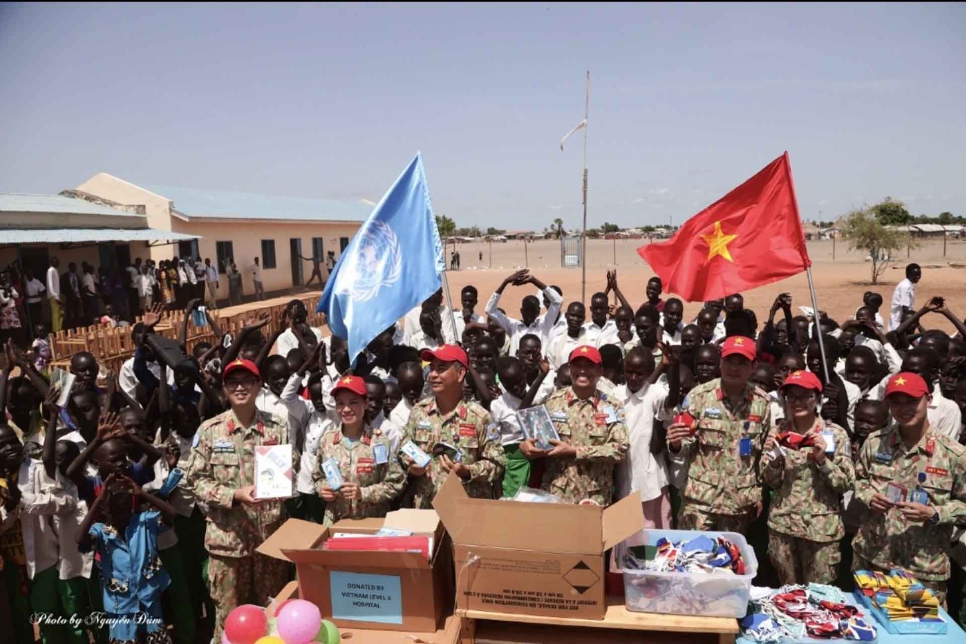 Vietnamese “blue beret” soldiers present gifts to South Sudan’s school